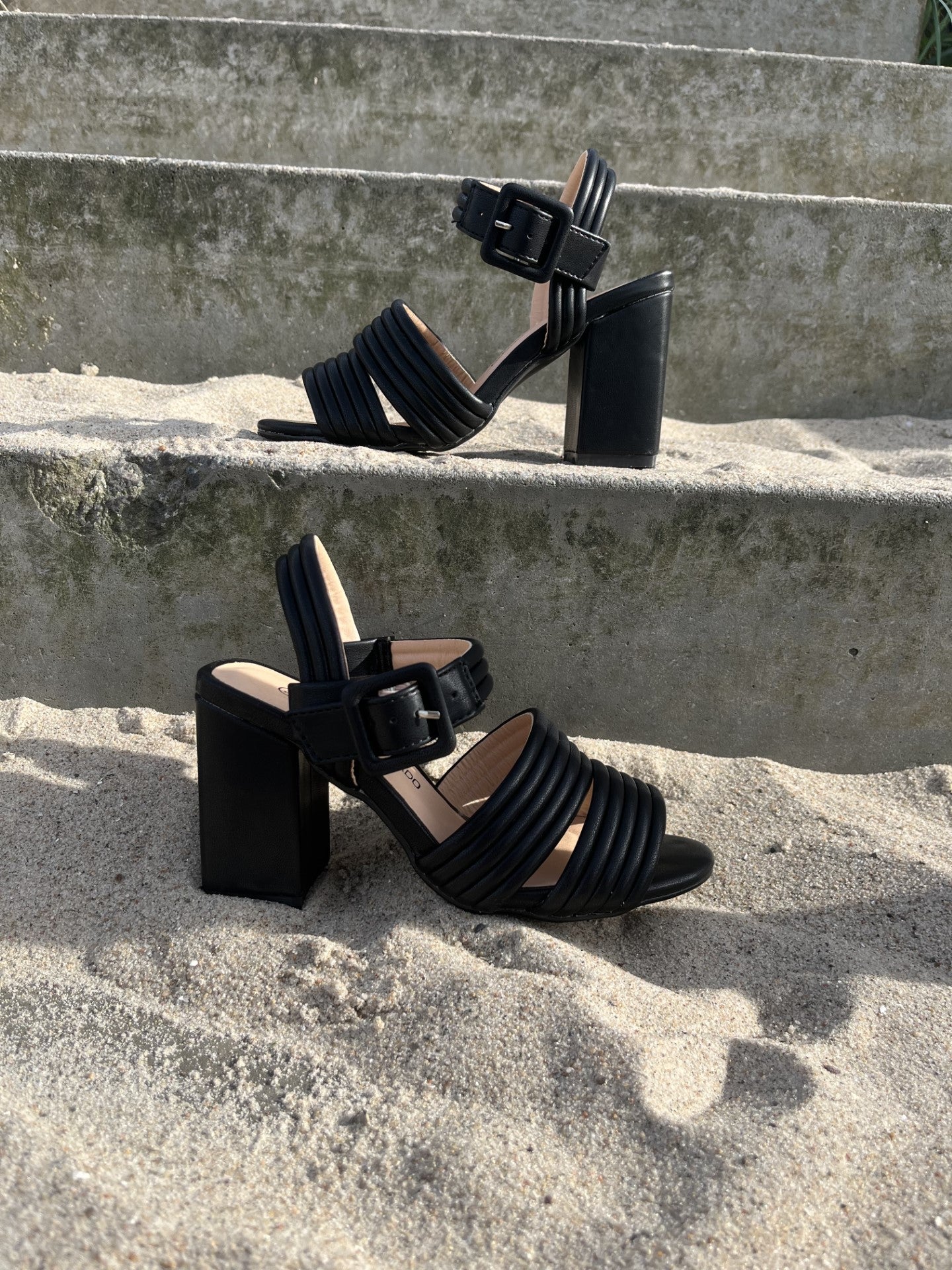 Andres Machado - Sort sandal med høj hæl