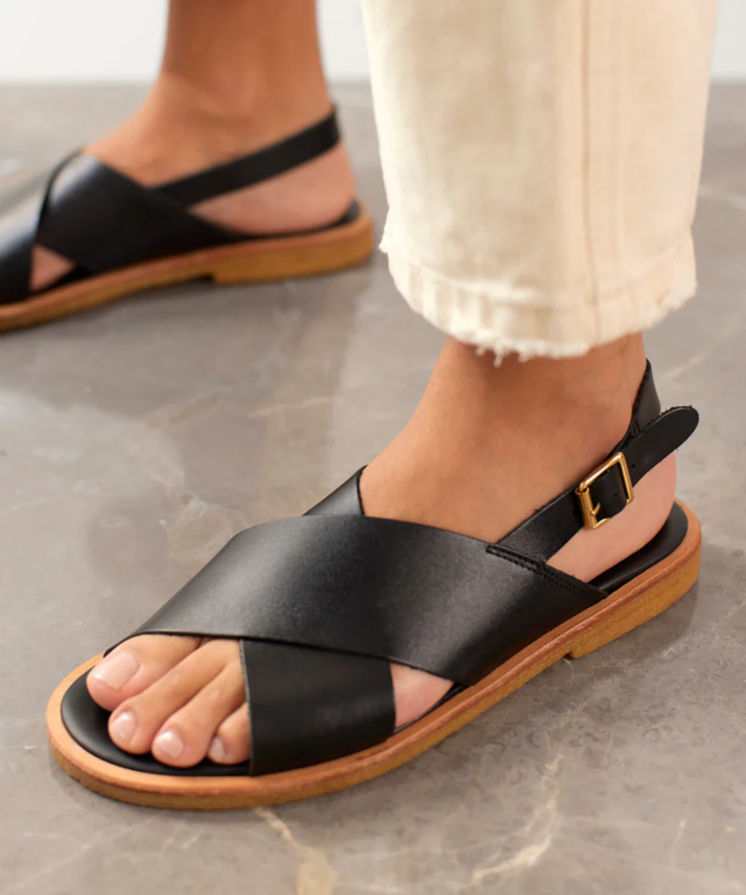 Angulus - Klassisk krydssandal sort