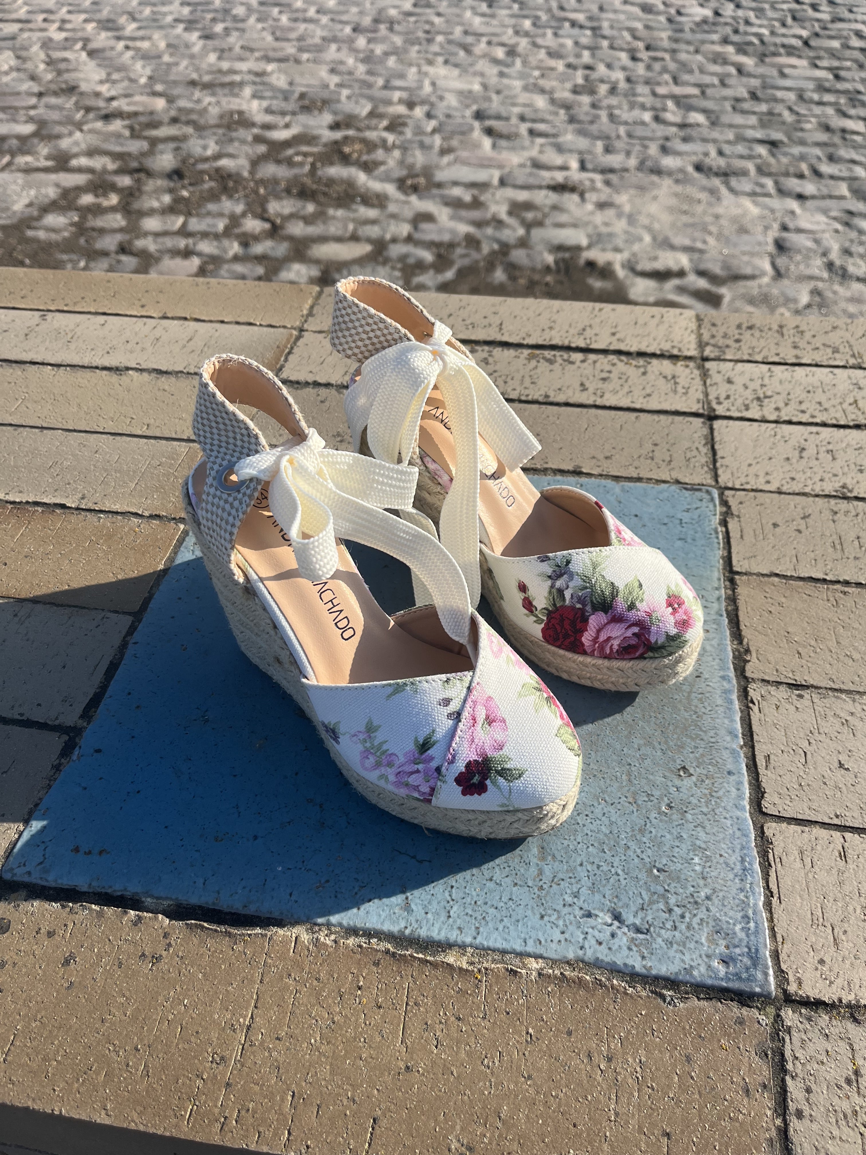 Andres Machado - Wedgesandal med blomstermotiv