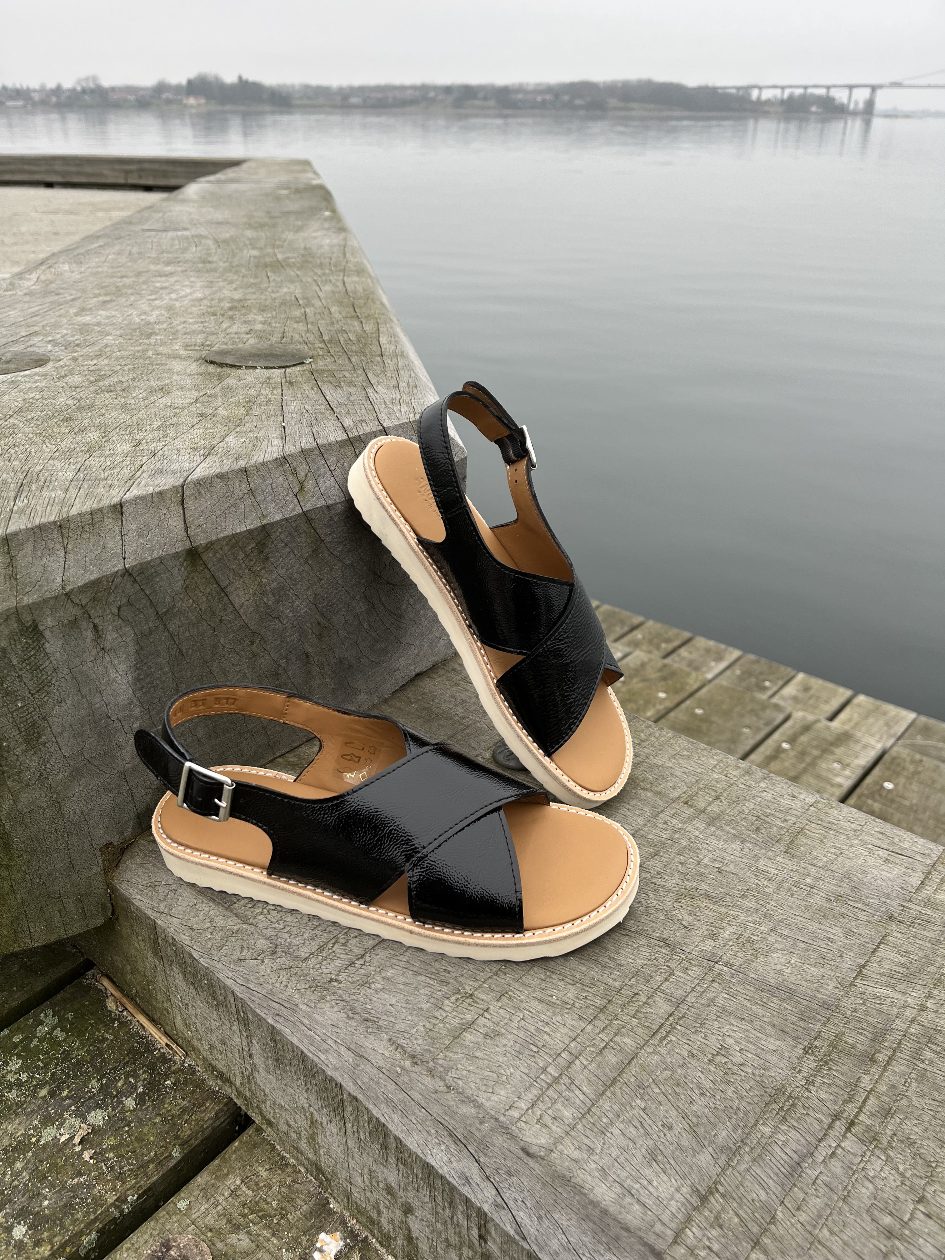 Angulus - Sort lak sandal